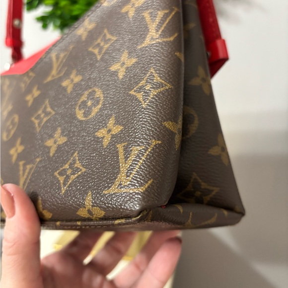 Louis Vuitton Monogram Epi Saint Michel crossbody bag - Picture 4 of 12